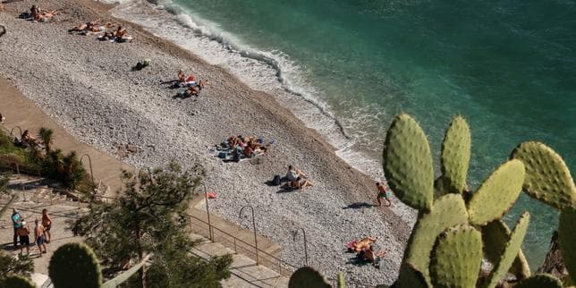 La Grèce tente de réguler la privatisation des plages pour lutter contre le surtourisme