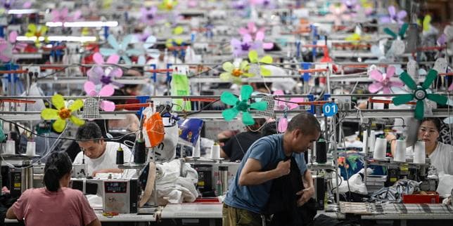 Shein : 42 milliards de dollars de chiffre d’affaires, un milliard de commandes, 4 700 nouveautés par jour… les chiffres fous du géant chinois de l’ultra-fast-fashion
