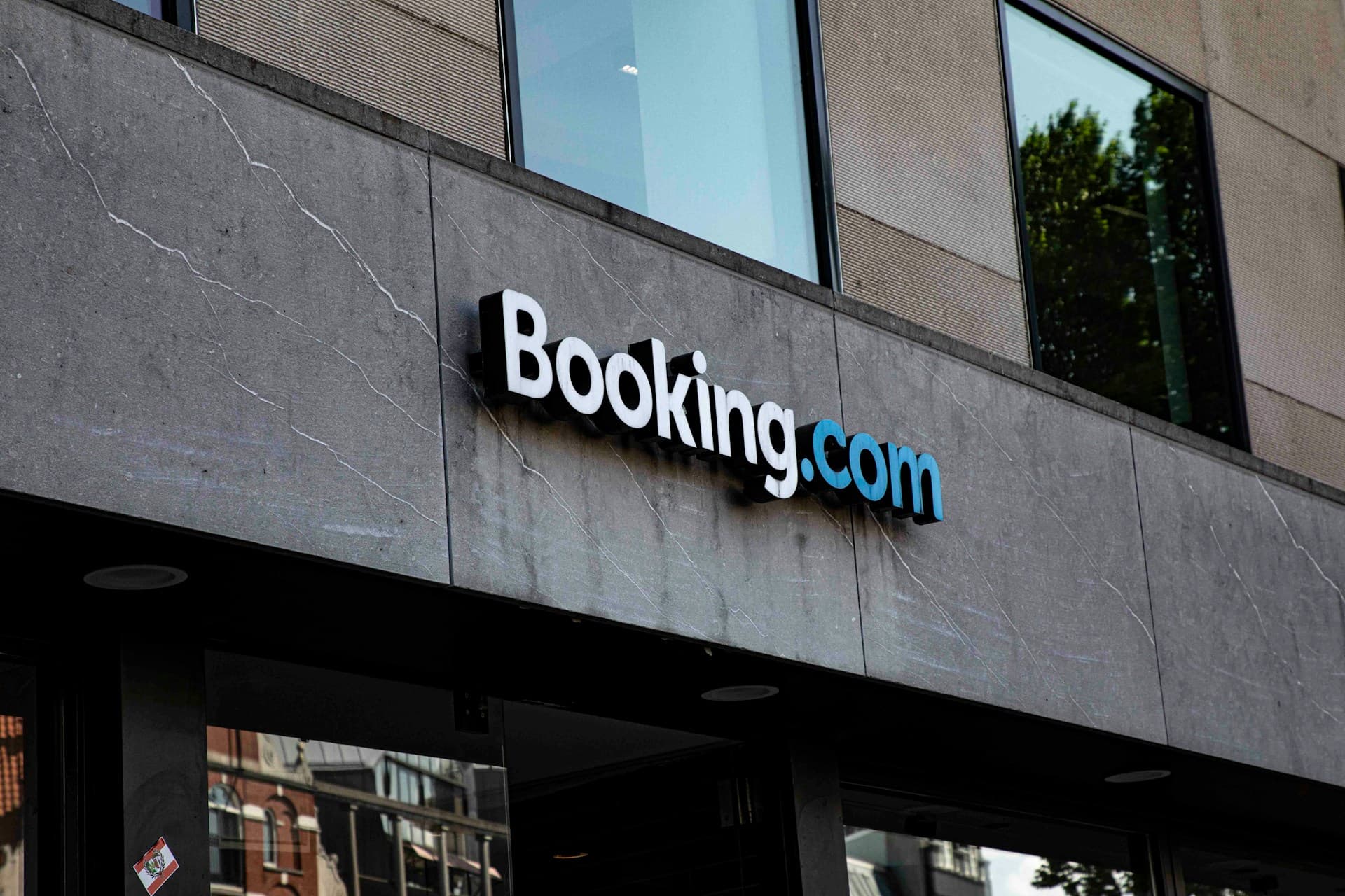 Enquête de l'UE sur Booking : phishing, fraudes et violation du DSA parmi les accusations