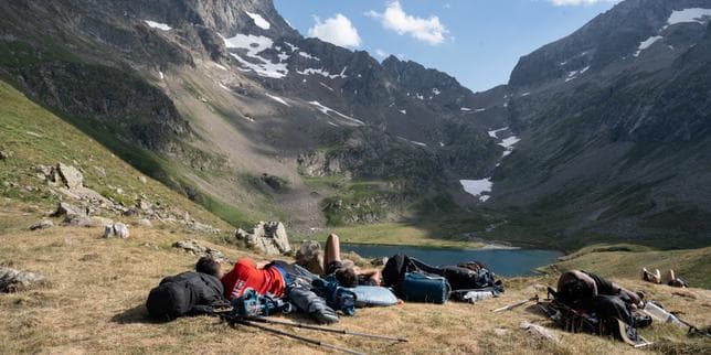Au lac de la Muzelle, des néo-bivouaqueurs de plus en plus nombreux : « On a acheté tout le matos chez Decathlon deux jours avant et on a direct plongé dans le grand bain »