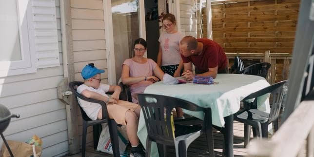 La moitié des aidants peinent à obtenir le répit dont ils ont besoin : « J’étais trop épuisée pour prendre le temps de chercher »