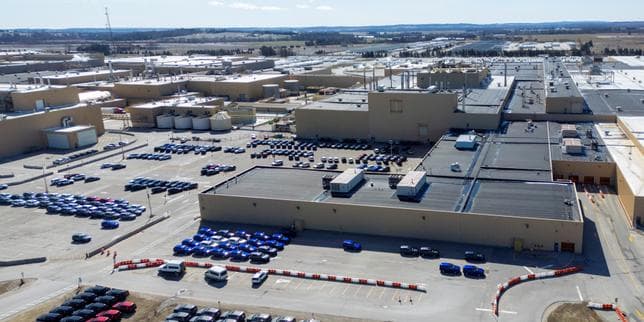 Donald Trump menace le Canada, en affirmant que les voitures qui y sont produites seront taxées à 50 % dès le 1ᵉʳ janvier 2027
