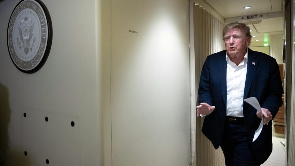 L'IA, une menace pour l'humanité ? Un "canular", selon Donald Trump