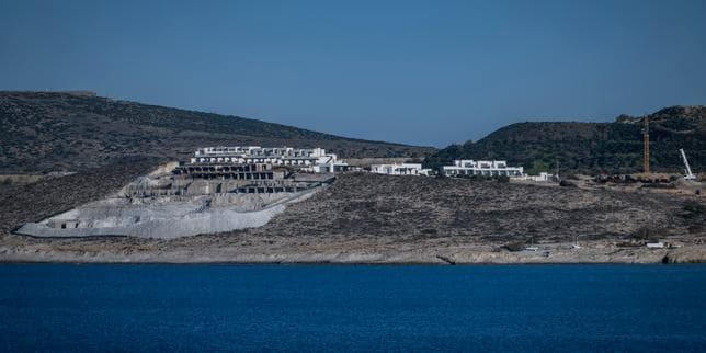 En Grèce, avec le boom du tourisme, les cinq-étoiles fleurissent au détriment des petits hôtels familiaux