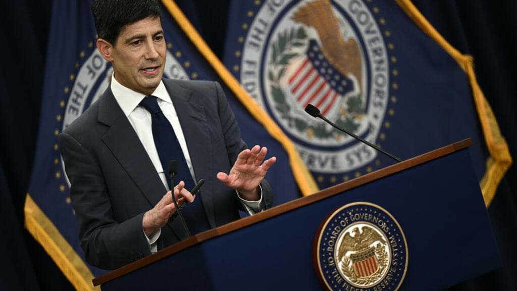 États-Unis : la Fed de Kevin Warsh n'exclut pas une hausse des taux face à l'inflation