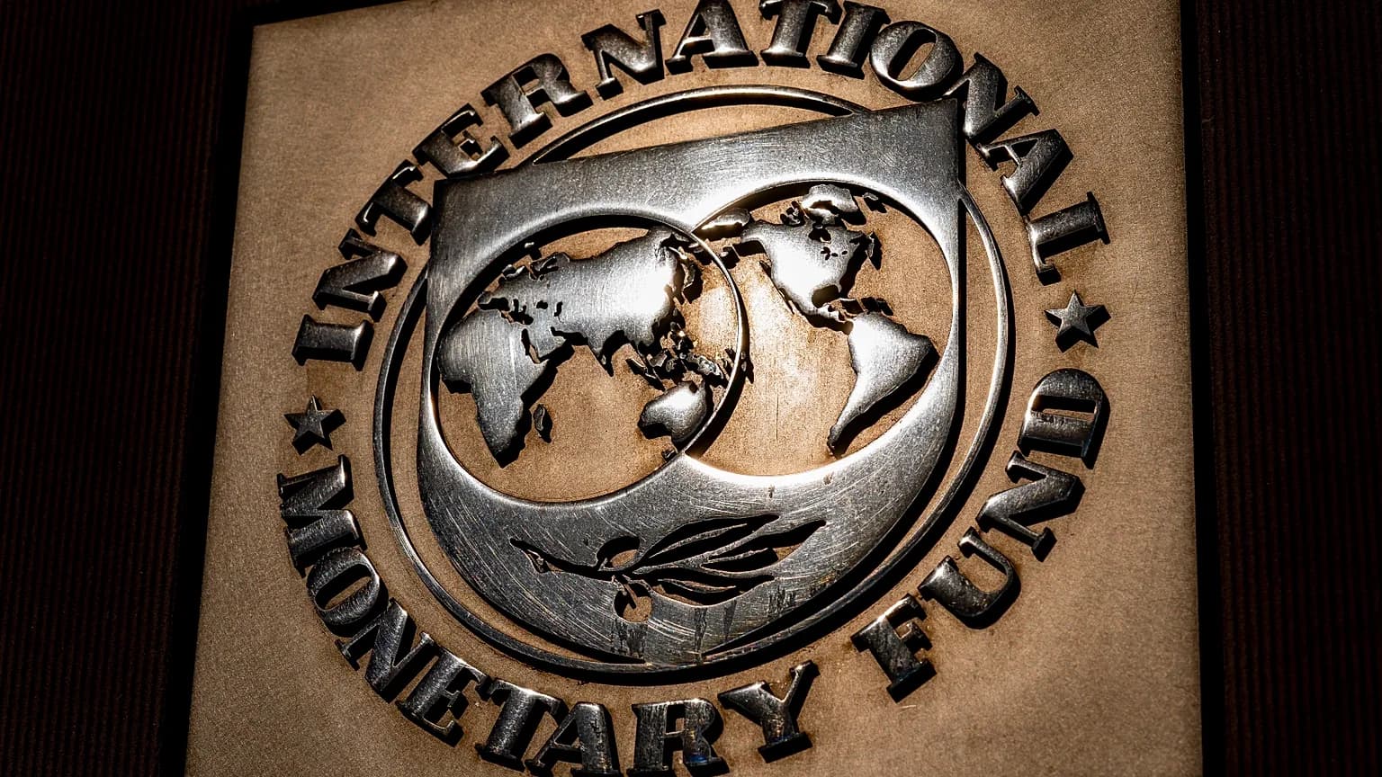 FMI : L'économie mondiale résiste aux chocs mais reste fragile. Prévisions de croissance révisées à la hausse pour l'Italie