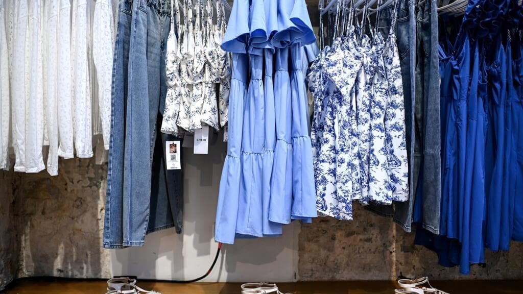 Le malus français sur les vêtements de mode jetable entre en vigueur