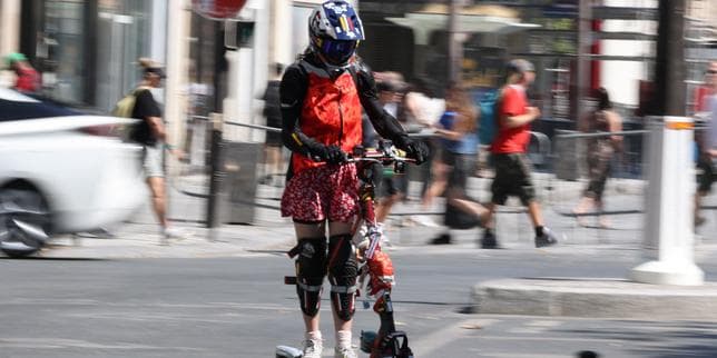 Le gouvernement veut imposer le casque aux utilisateurs de trottinettes électriques mais peine à étendre l’obligation aux cyclistes