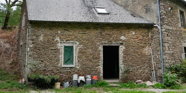 En Bretagne, les chantiers des Compagnons bâtisseurs contre le mal-logement : « Avec la réparation du chauffe-eau, ma facture EDF a bien baissé »