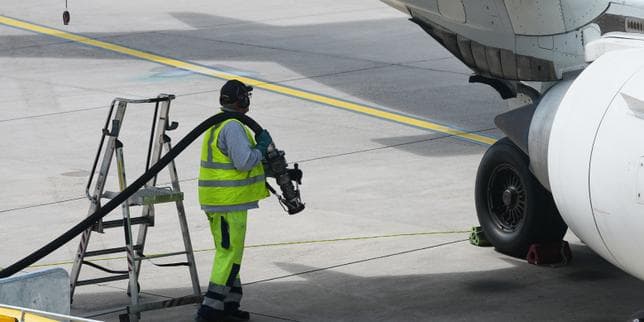 Les compagnies aériennes résistent à la crise du kérosène en augmentant leurs prix