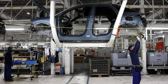 Stellantis arrête momentanément quatre usines en France et place plus de 8 000 salariés en chômage partiel