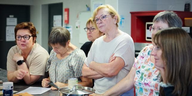 A Lens, la quête d’économies au sein d’ateliers consacrés au pouvoir d’achat : « On s’en sort quand même, mais tout est calculé »