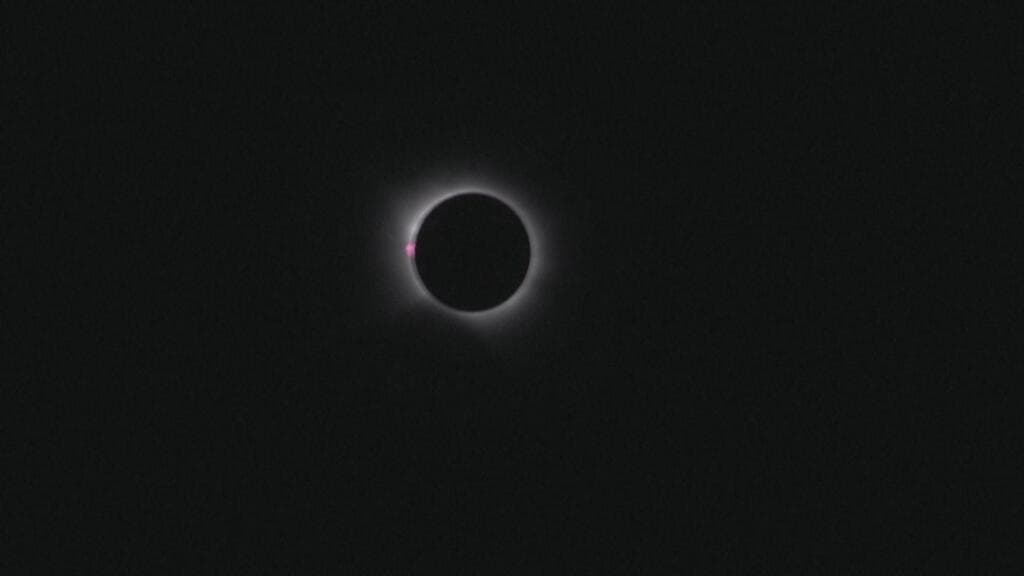 Eclipse : l'électricité solaire en berne, l'astro-tourisme au firmament