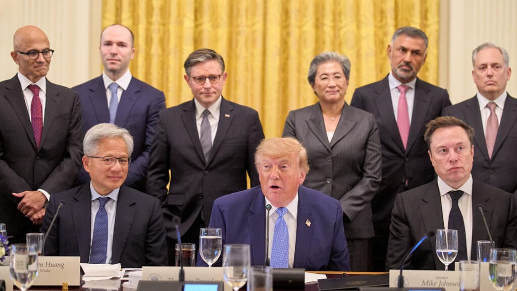 Sous la tutelle de Donald Trump, les patrons de l'IA adoptent un code de bonne conduite
