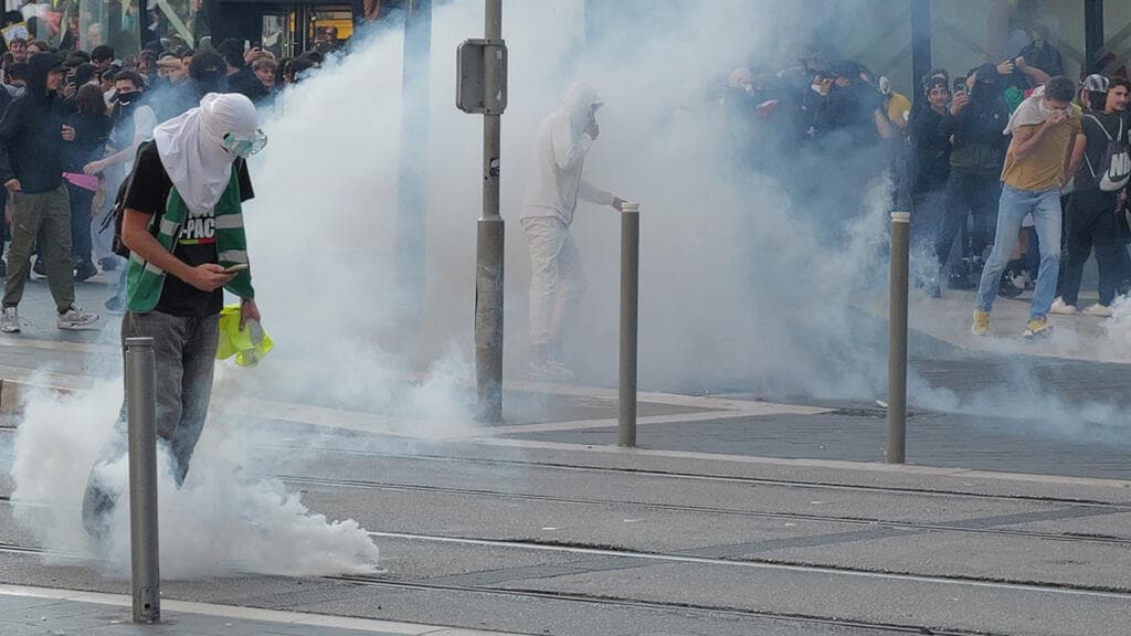 Manifestations en France : Bitchat, la messagerie sans réseau qui a le vent en poupe
