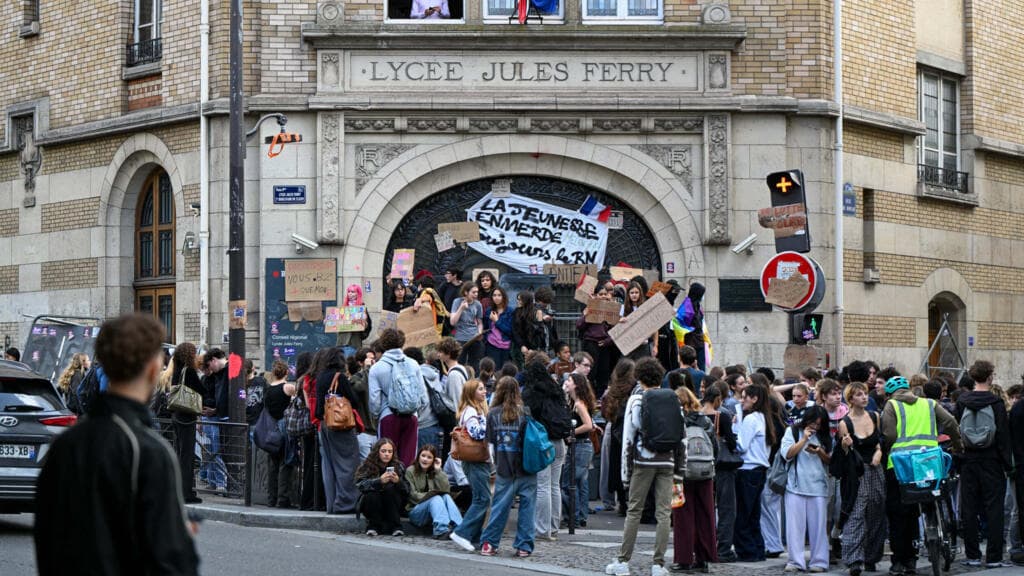 Mobilisation des lycéens : la France dépense-t-elle assez pour ses élèves ?