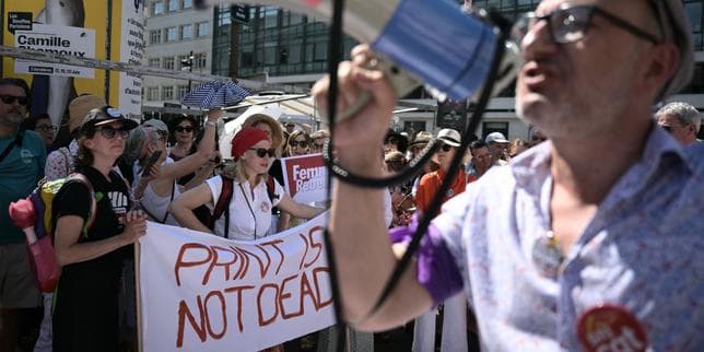 « Non au massacre » : des journalistes, menacés par les plans sociaux et l’arrivée de l’IA, manifestent pour « défendre l’information »
