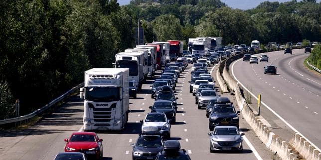 Départs en vacances : plus de 420 kilomètres de bouchons recensés à 10 heures ; la journée de samedi classée noire, sur fond de canicule