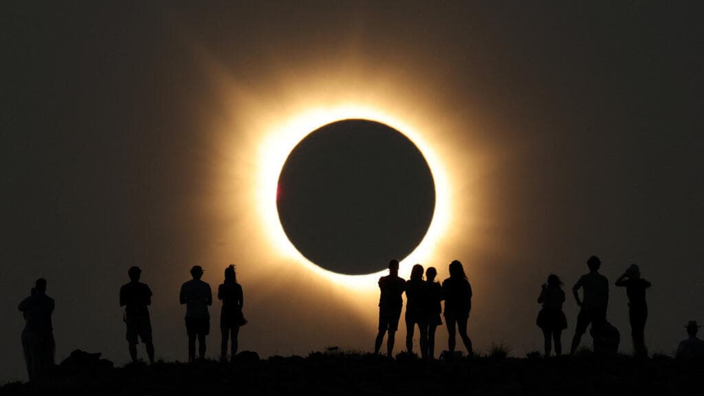 En images : les photos les plus marquantes de l'éclipse solaire