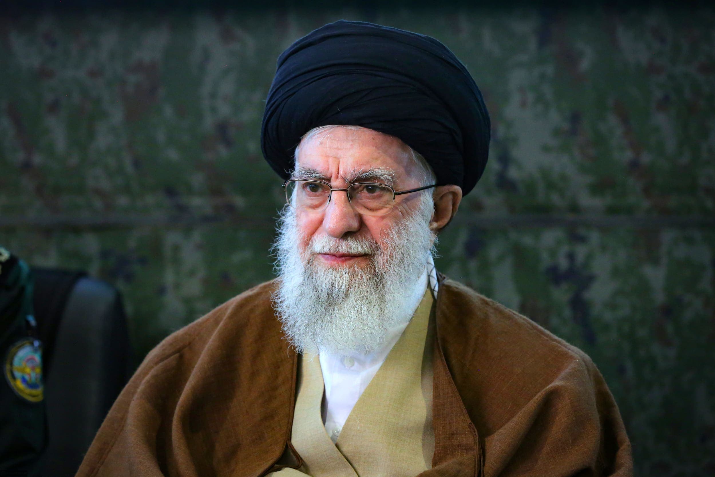 Khamenei mort après le premier jour de frappes américano-israéliennes, mettant fin à la plus longue ère de pouvoir en Iran