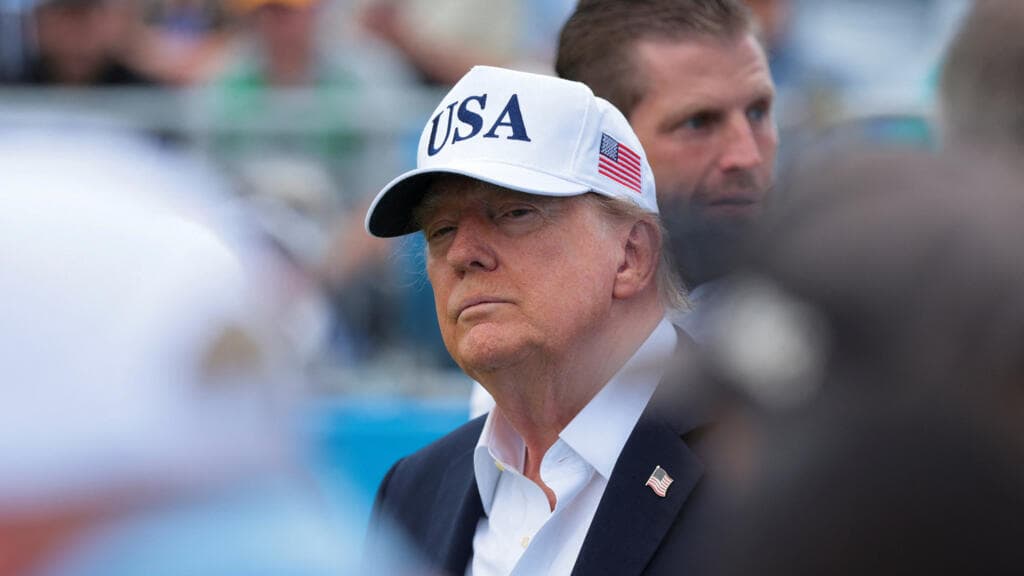 Trump fustige les "forces négatives" qui veulent freiner le développement de l'IA