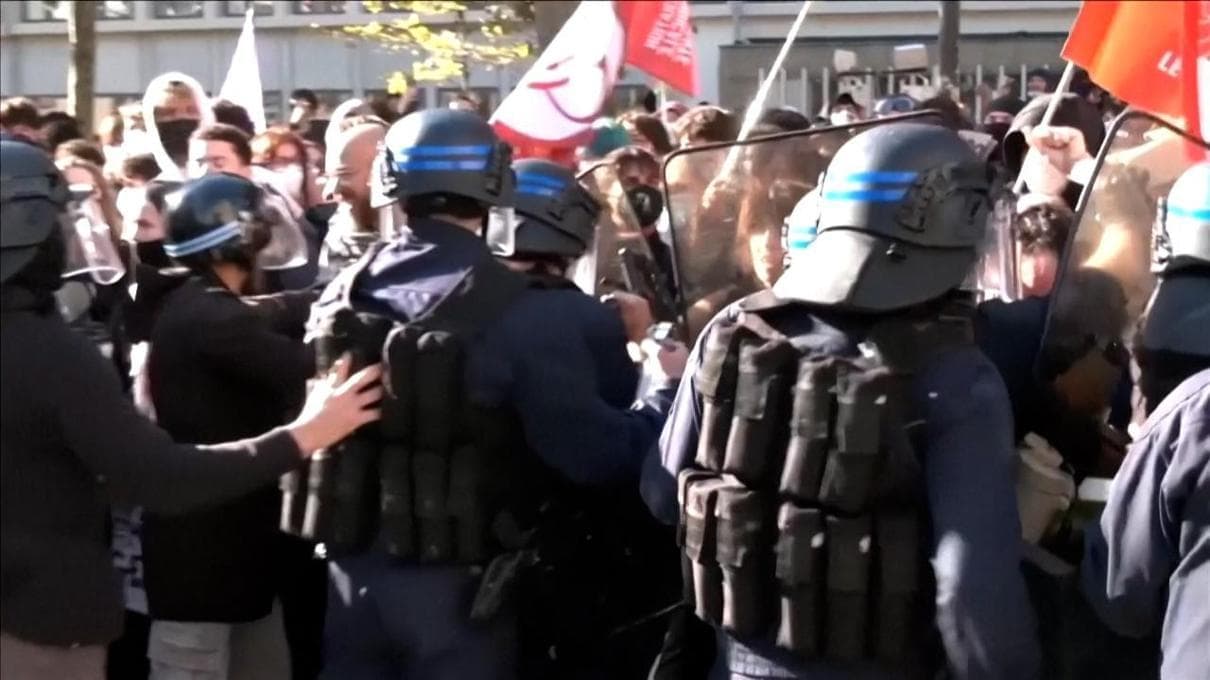 Strasbourg : affrontements entre étudiants et police, barricades et gaz lacrymogènes après la marche