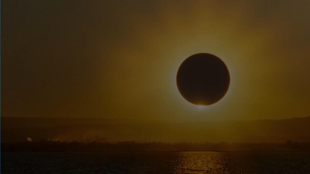 Tourisme, croisières, lunettes : le lumineux business de l'éclipse