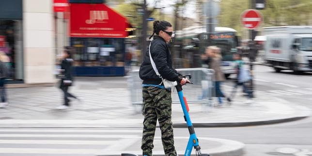 Trottinettes électriques : casque et gilet réfléchissant sont désormais obligatoires à Paris et en petite couronne